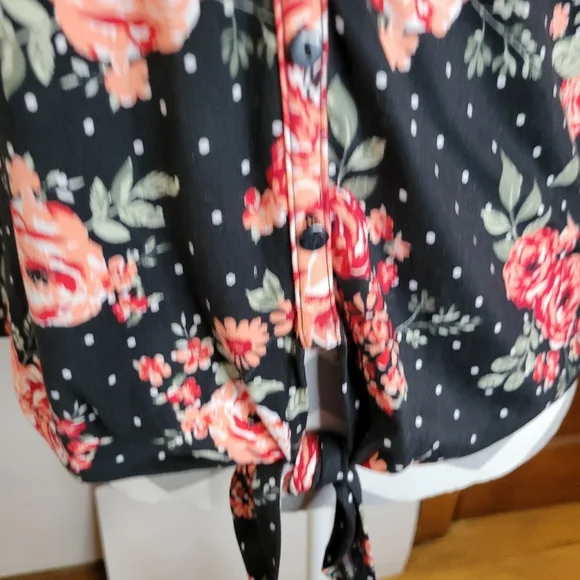 Womans no boundaries Floral and Black Knit top Tie front Lace Back Size Small - Picture 8 of 13